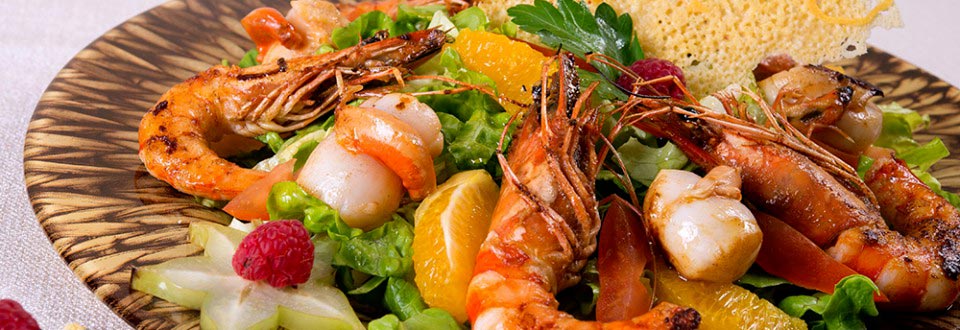 Salade sentimentale : noix de saint-jacques, gambas grillés